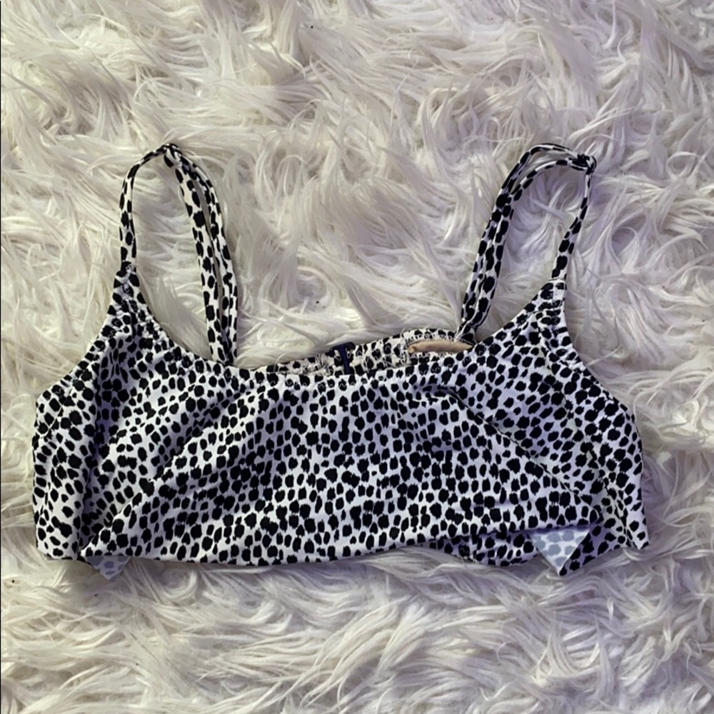 ✨Black and white bathing suit top✨